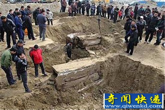 千年女尸意外复活 隔着棺材喊救命