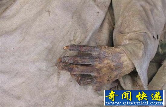 悬棺之谜 实拍崖葬悬棺中的惊悚干尸
