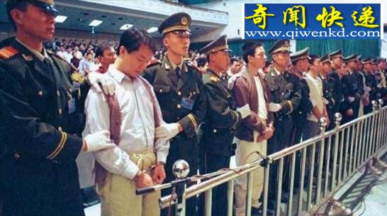 张子强下跪给向华强内幕曝光,成龙曾给向华强下跪
