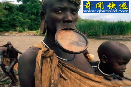 探秘非洲原始部落:女人大嘴为美!