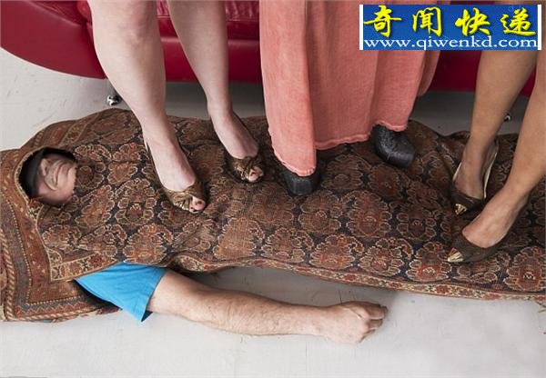 愿做人肉地毯美国男子- 曾被372斤重男士踩踏