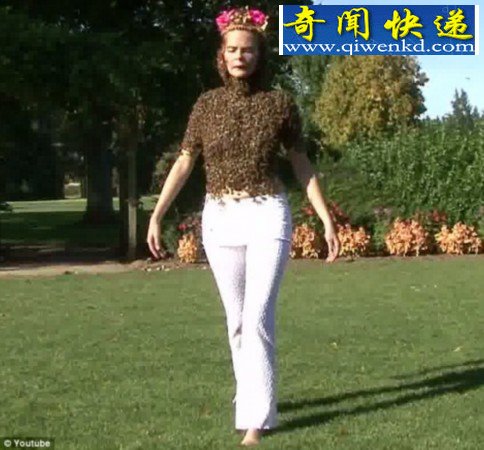女子被上万蜜蜂叮满 称有助放松