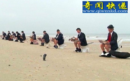 抗议澳大利亚厕所太少 12人集体沙滩脱裤坐马桶