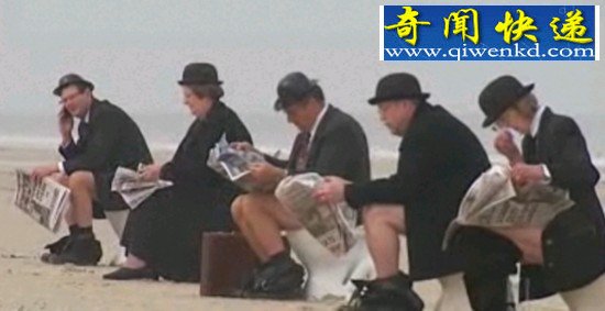 抗议澳大利亚厕所太少 12人集体沙滩脱裤坐马桶