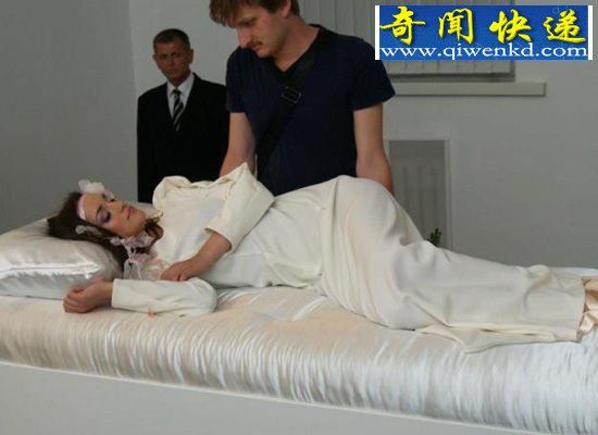 乌克兰举办睡美人展览 能够吻醒美人即可迎娶回家
