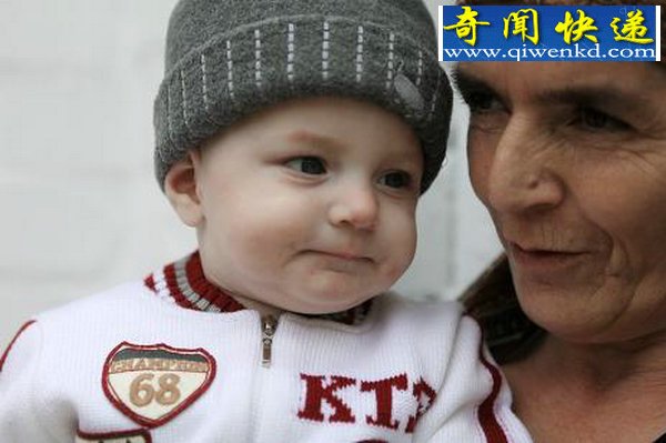 婴儿腿上显现古兰经文引发狂热朝拜