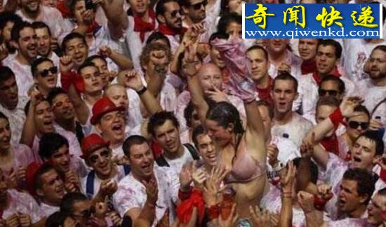 西班牙摸奶节,袒胸露乳随便摸(组图)