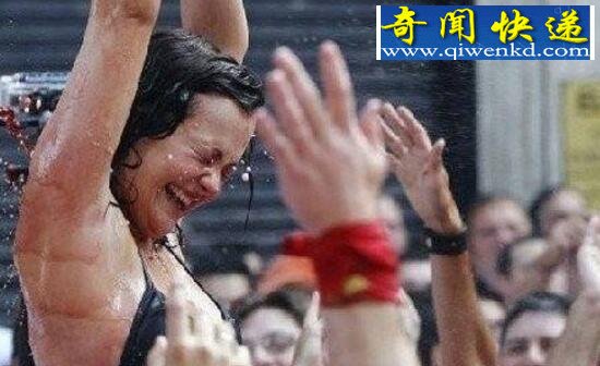 西班牙摸奶节,袒胸露乳随便摸(组图)