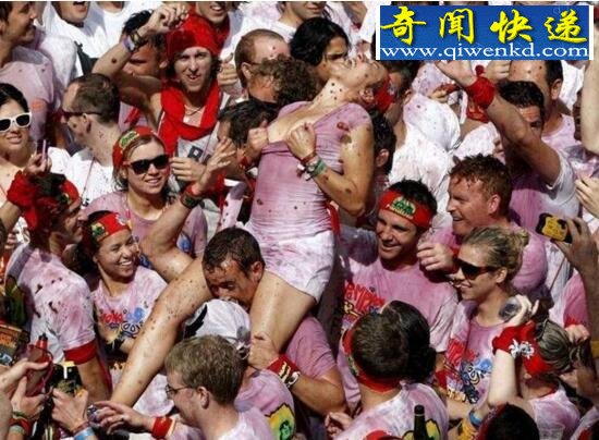 西班牙摸奶节,袒胸露乳随便摸(组图)
