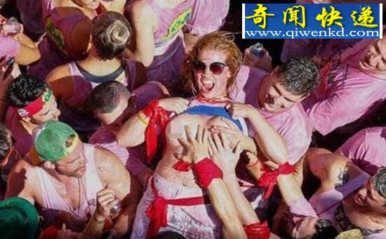 西班牙摸奶节,袒胸露乳随便摸(组图)