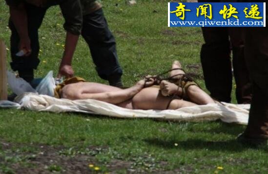 实拍西藏天葬图片,将尸体剁成碎肉喂秃鹫