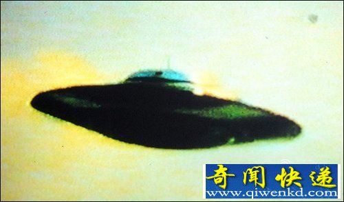 俄飞行员称看到不明飞行物编队喷火