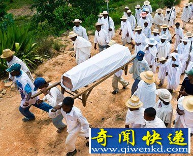盘点"起死回生"事件:男子葬礼上"复活"/图