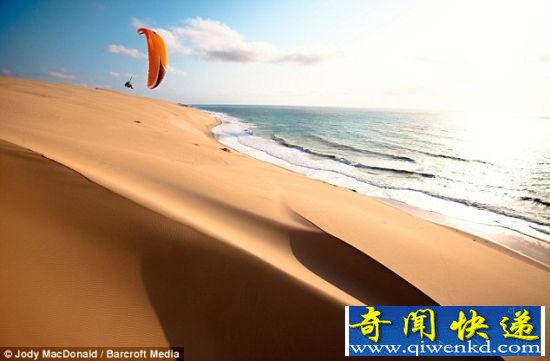 滑翔机飞行员加文-麦克拉吉从莫桑比克巴扎鲁托群岛上空飞过。 飞行伞航拍非洲巴扎鲁托群岛海岸沙丘美景