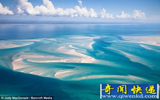 这张图片显示的是莫桑比克绵延数英里的海岸,这里没有一个人类脚印。 飞行伞航拍非洲巴扎鲁托群岛海岸沙丘美景
