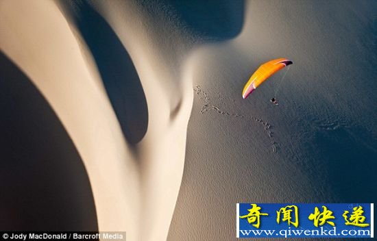 这幅令人震惊的俯瞰图是飞行伞运动者第一次从该地上空飞过时拍摄下来的。 飞行伞航拍非洲巴扎鲁托群岛海岸沙丘美景