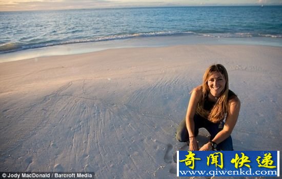 35岁的摄影师乔迪-麦克唐纳家住温哥华,她正借助风筝板和滑翔伞,在世界上最令人难以置信的一些地方飞行。 飞行伞航拍非洲巴扎鲁托群岛海岸沙丘美景