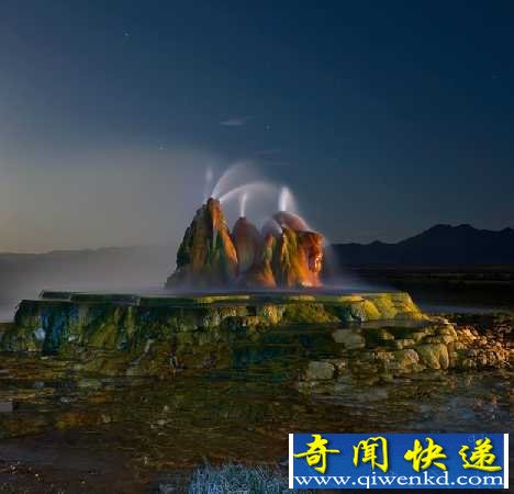 飞翔间歇泉因为含有大量矿物质和几种喜欢生活在热水里的细菌,因此具有非常鲜艳夺目的颜色 (图文)全球十大惊艳间歇喷泉