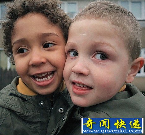 黑白双胞胎的几率呈增长趋势,一些专家甚至预言拥有一对肤色截然不同的双胞胎将成为平常之事 (图) 揭秘罕见黑白双胞胎背后科学