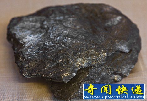 石墨烯立基于石墨,厚度极小,300万片石墨烯堆叠在一起的厚度也不过1毫米 (图)英国研发超坚固材料石墨烯:硬超钻石软如橡胶