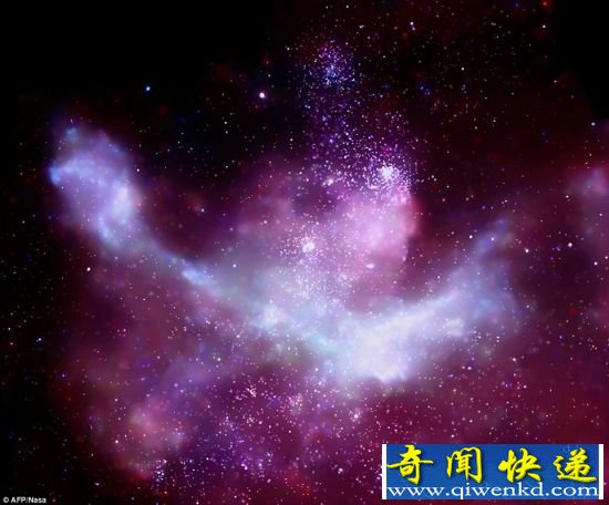 美国宇航局获得的船底座星云的一张最新图片,这是银河的人马座-船底座旋臂里一个形成恒星的区域 (图)X射线望远镜拍到船底座星云诞生新恒星画面