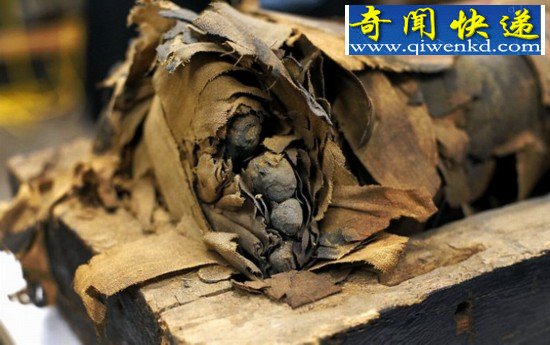 2500年前古埃及石棺木乃伊脚趾外露