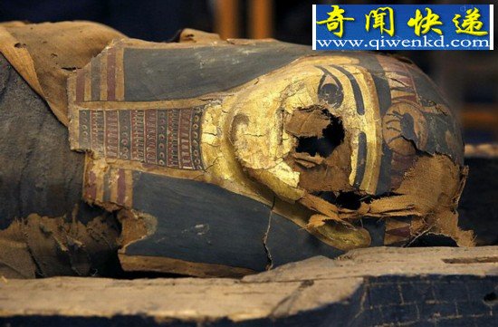 2500年前古埃及石棺木乃伊脚趾外露