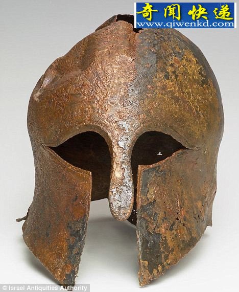 在以色列海法湾发现的古希腊士兵头盔,距今2600年,上面的金箔已遭到腐蚀 以色列海底发现2600年前古希腊华丽铜头盔(图)