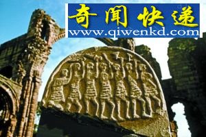 这座公元900年左右的雕塑据信描述了维京人入侵的景象。 牛津大学地下遗骸揭英格兰历史谜题